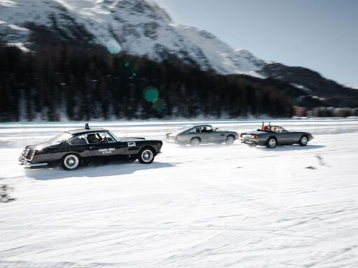 zabytkowe samochody na zamarzniętej tafli jeziora w Alpach - The I.C.E. St. Moritz
