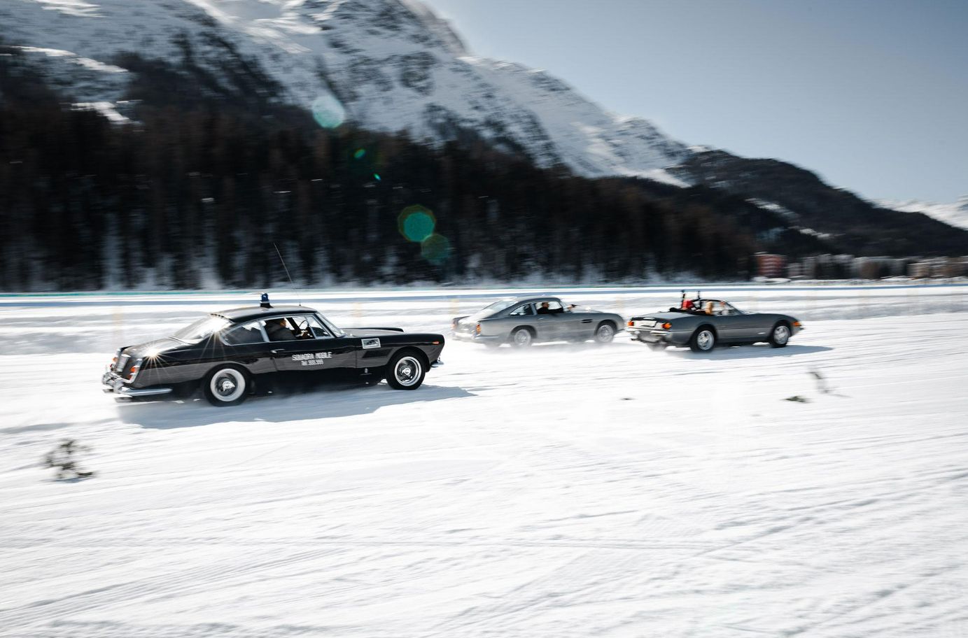 zabytkowe samochody na zamarzniętej tafli jeziora w Alpach - The I.C.E. St. Moritz
