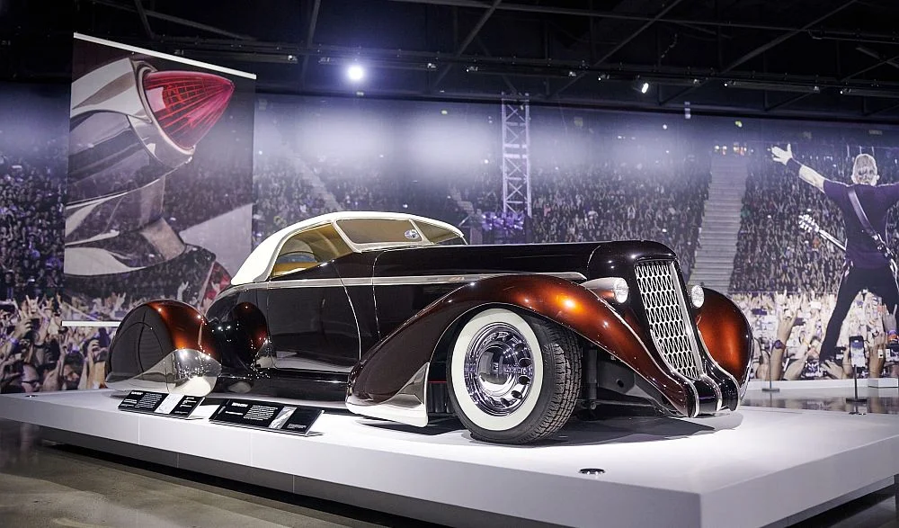 „Slow Burn”. Odrestaurowanego pojazdu marki Auburn z rocznika 1936, modelu 852 Boattail Speedster