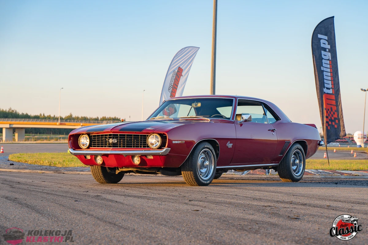Chevrolet Camaro SS z 1969 roku, bordowy kolor, silnik 5,7l o mocy 300KM