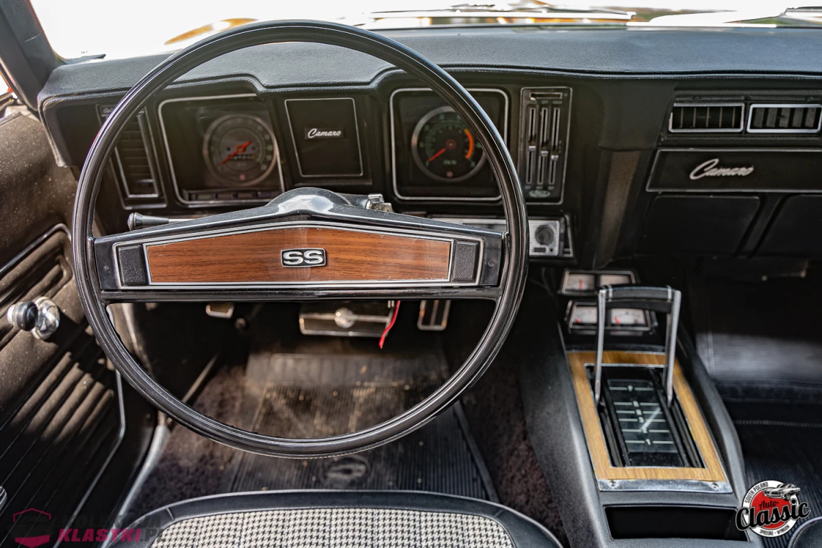 Chevrolet Camaro SS z 1969 roku, bordowy kolor, silnik 5,7l o mocy 300KM