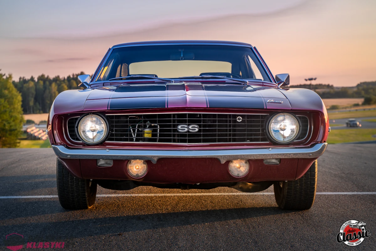 Chevrolet Camaro SS z 1969 roku, bordowy kolor, silnik 5,7l o mocy 300KM