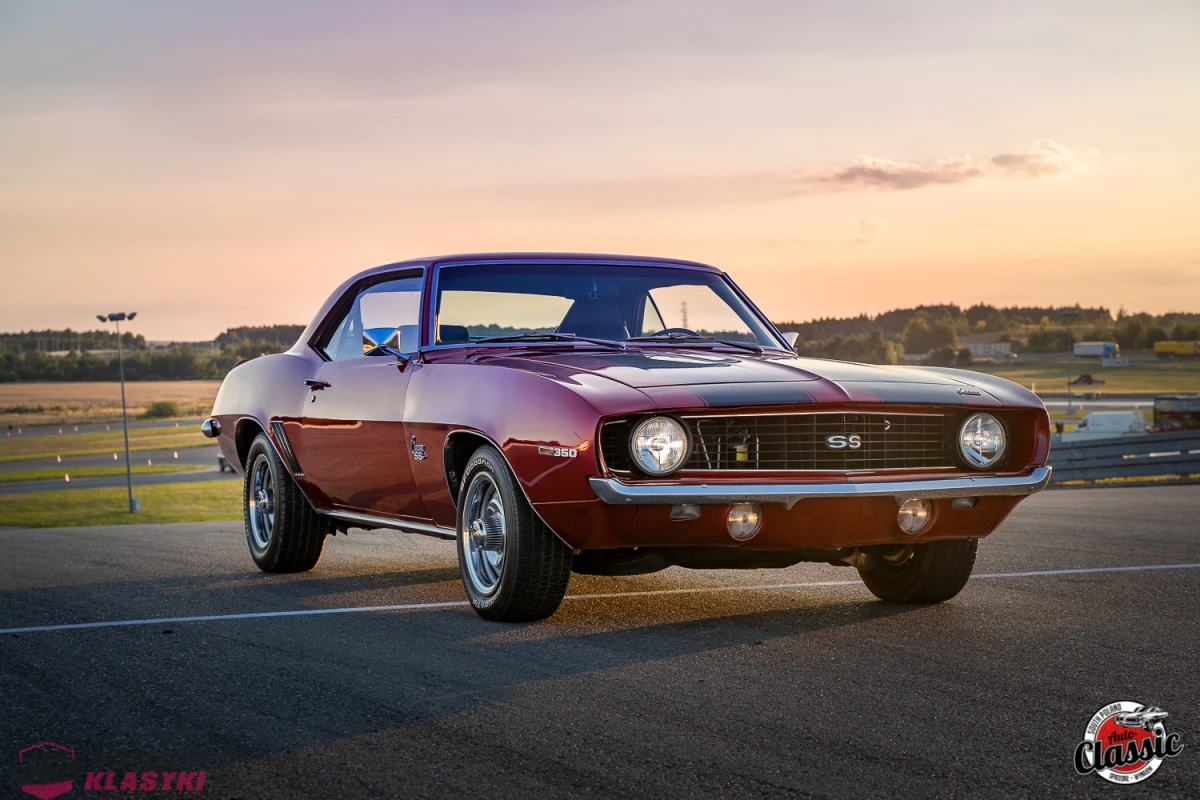 Chevrolet Camaro SS z 1969 roku, bordowy kolor, silnik 5,7l o mocy 300KM