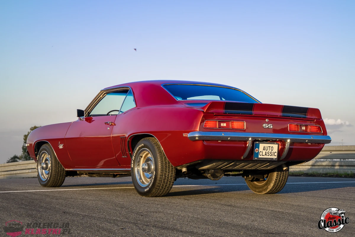 Chevrolet Camaro SS z 1969 roku, bordowy kolor, silnik 5,7l o mocy 300KM