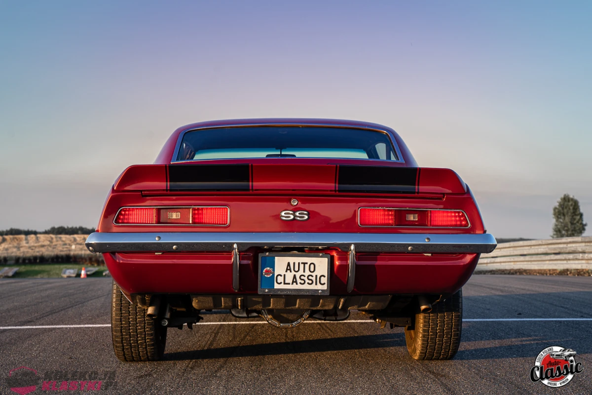 Chevrolet Camaro SS z 1969 roku, bordowy kolor, silnik 5,7l o mocy 300KM