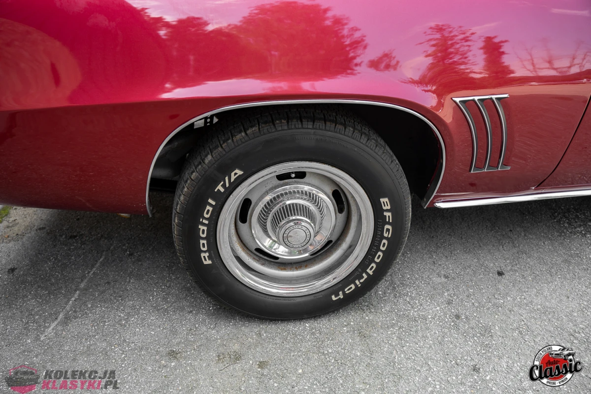 Chevrolet Camaro SS z 1969 roku, bordowy kolor, silnik 5,7l o mocy 300KM