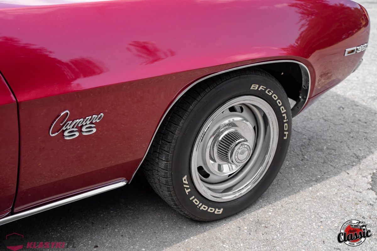 Chevrolet Camaro SS z 1969 roku, bordowy kolor, silnik 5,7l o mocy 300KM