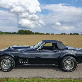 Chevrolet Corvette C3 czarny, kabriolet z 1968 roku, silnik 5,4l o mocy 350KM, skrzynia manualna